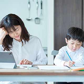 子育てと仕事の両立が大変で、家事をする時間が負担……。